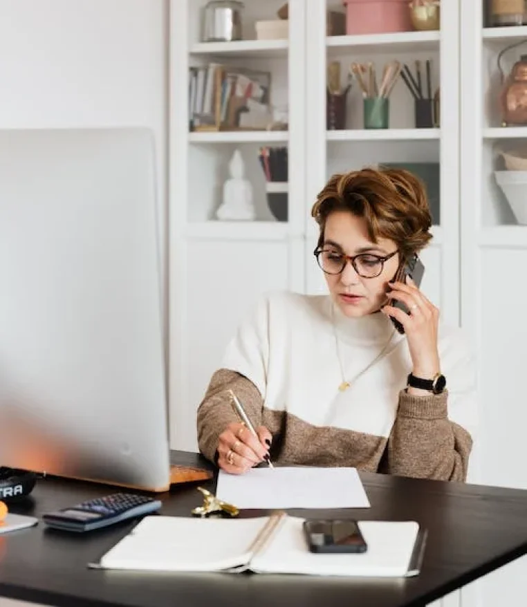 Mujer de negocios en oficina revisando estadísticas